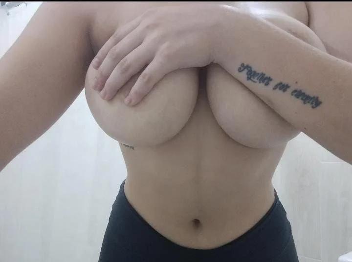 pendeja con tremendas tetas image 12