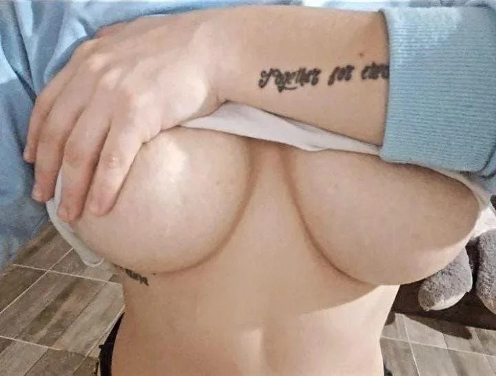 pendeja con tremendas tetas image 20